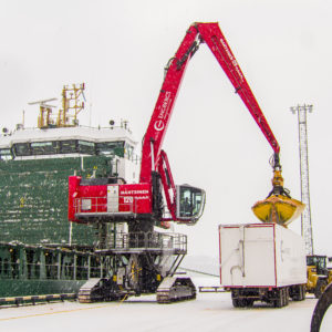 Mantsinen 120 Dualpower materiaalinkäsittelykone käsittelemässä irtotavaraa Ruotsin Enbergsin satamassa. Mantsinen 120 Dualpower crawler material handling machine handling bulk in Sweden.