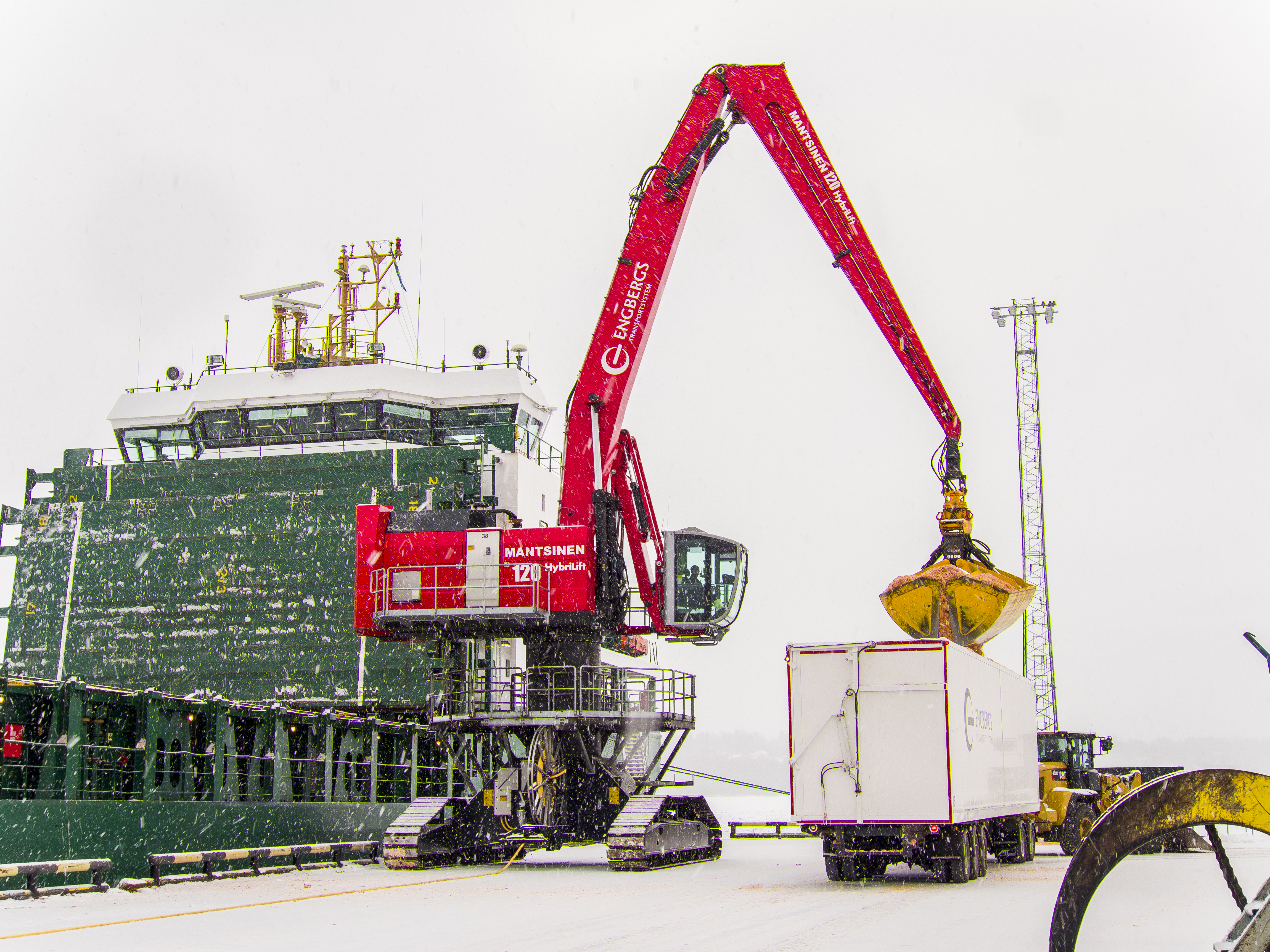 Mantsinen 120 Dualpower materiaalinkäsittelykone käsittelemässä irtotavaraa Ruotsin Enbergsin satamassa. Mantsinen 120 Dualpower crawler material handling machine handling bulk in Sweden.