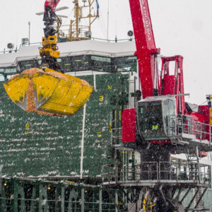 Mantsinen 120 Dualpower materiaalinkäsittelykone käsittelemässä irtotavaraa Ruotsin Enbergsin satamassa. Mantsinen 120 Dualpower crawler material handling machine handling bulk in Sweden.