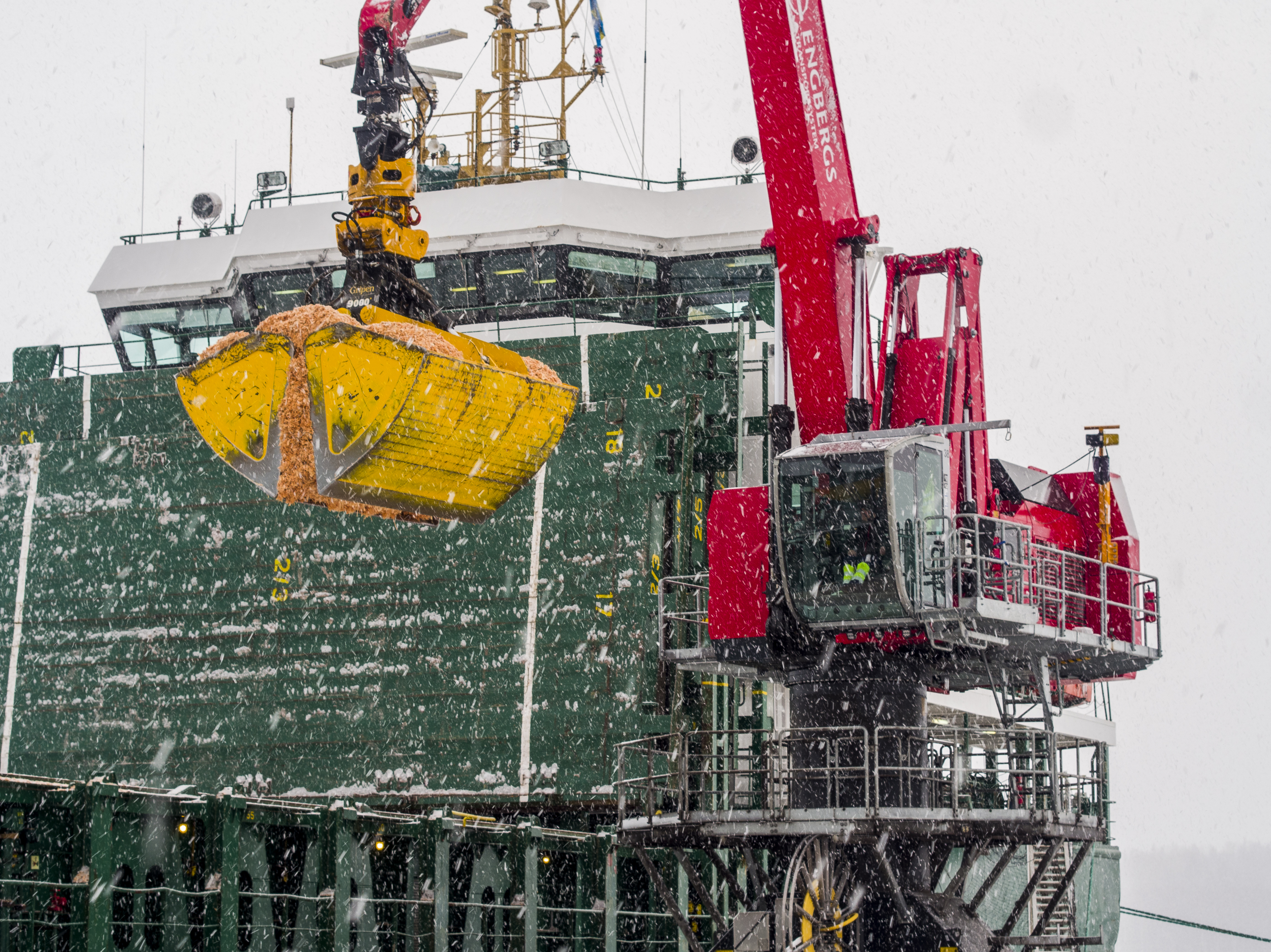 Mantsinen 120 Dualpower materiaalinkäsittelykone käsittelemässä irtotavaraa Ruotsin Enbergsin satamassa. Mantsinen 120 Dualpower crawler material handling machine handling bulk in Sweden.