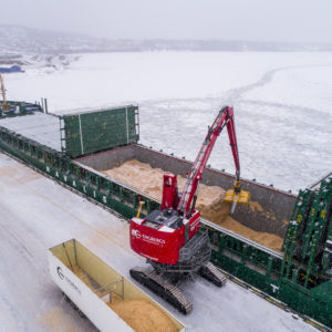 Mantsinen 120 Dualpower materiaalinkäsittelykone käsittelemässä irtotavaraa Ruotsin Enbergsin satamassa. Mantsinen 120 Dualpower crawler material handling machine handling bulk in Sweden.