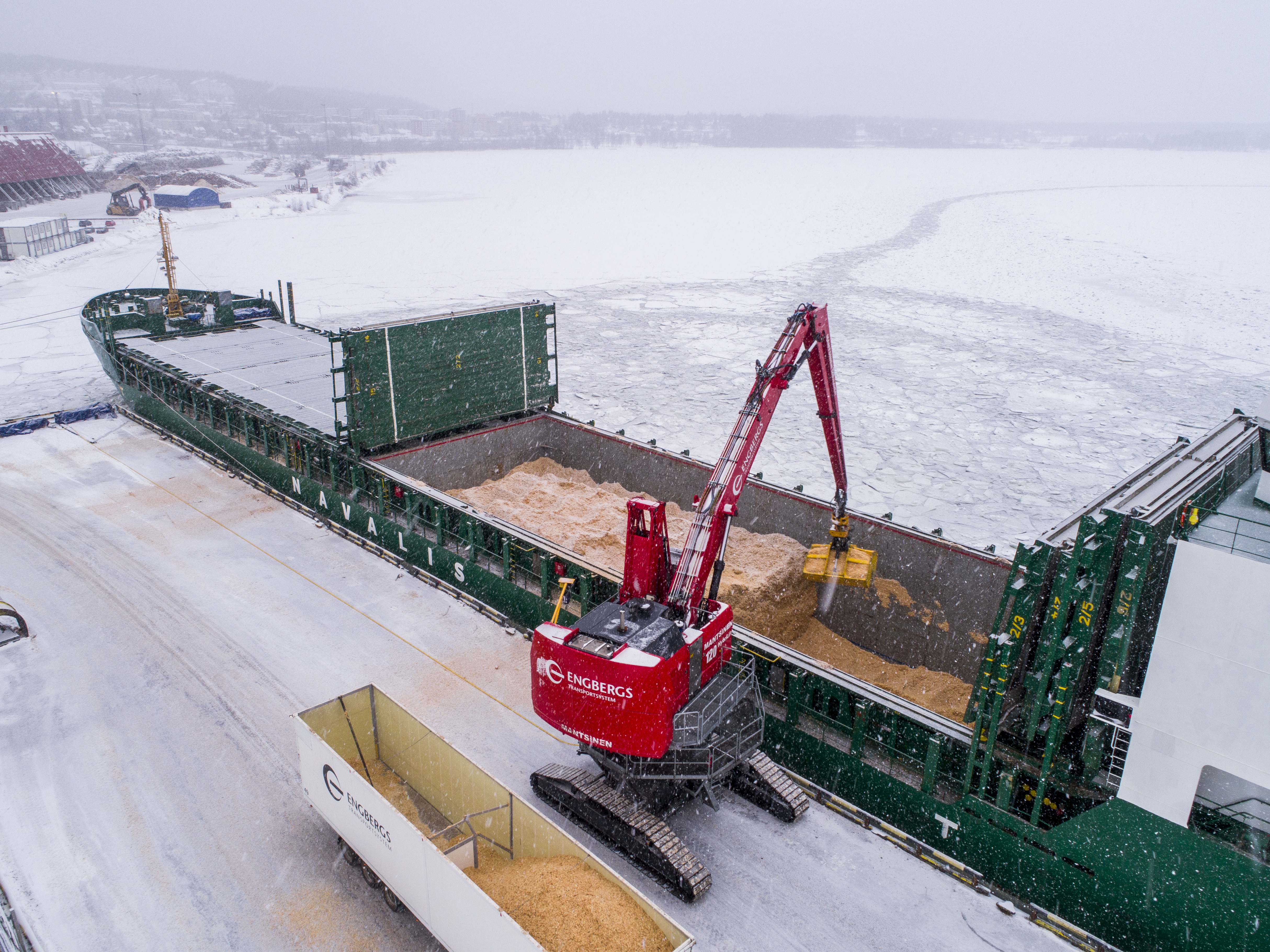 Mantsinen 120 Dualpower materiaalinkäsittelykone käsittelemässä irtotavaraa Ruotsin Enbergsin satamassa. Mantsinen 120 Dualpower crawler material handling machine handling bulk in Sweden.
